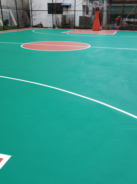清原 球场长期使用易出现地面开裂